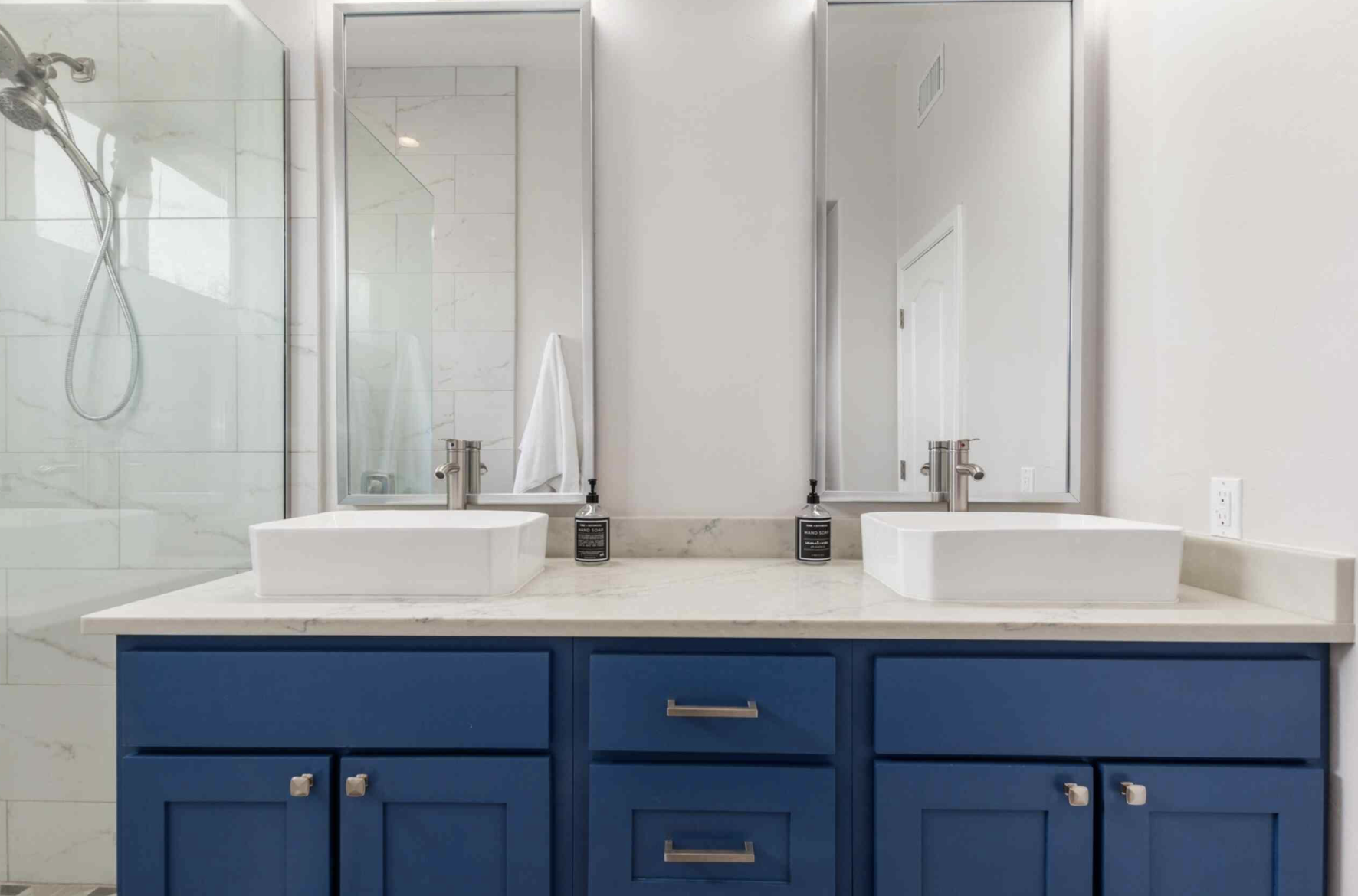 The Lomas — Full bath 1 — Vanity